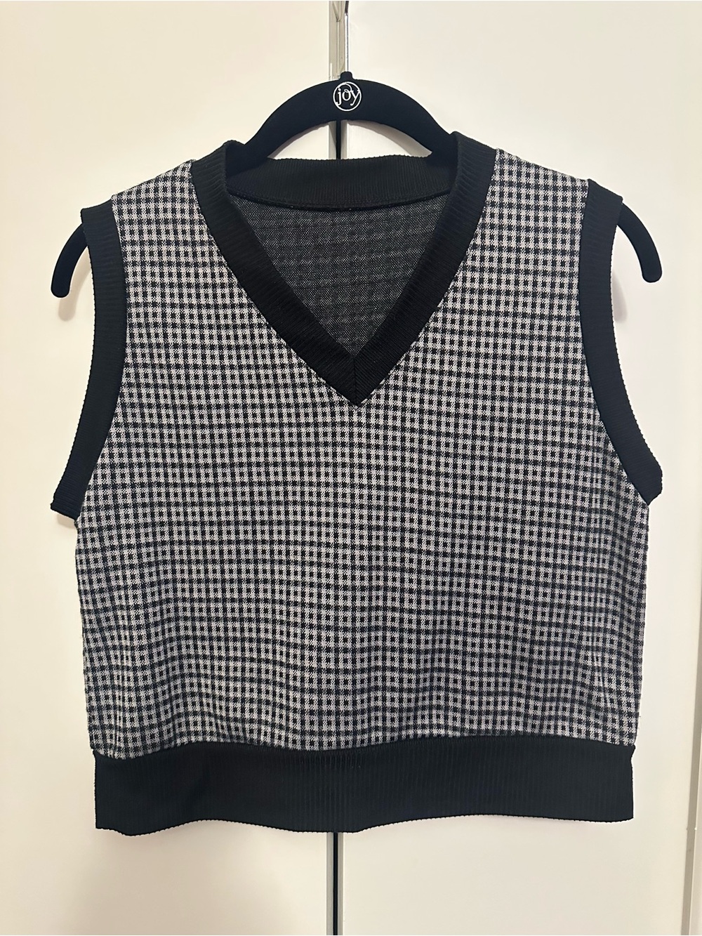 Black & White Houndstooth V-Neck Sleeveless Knit Top